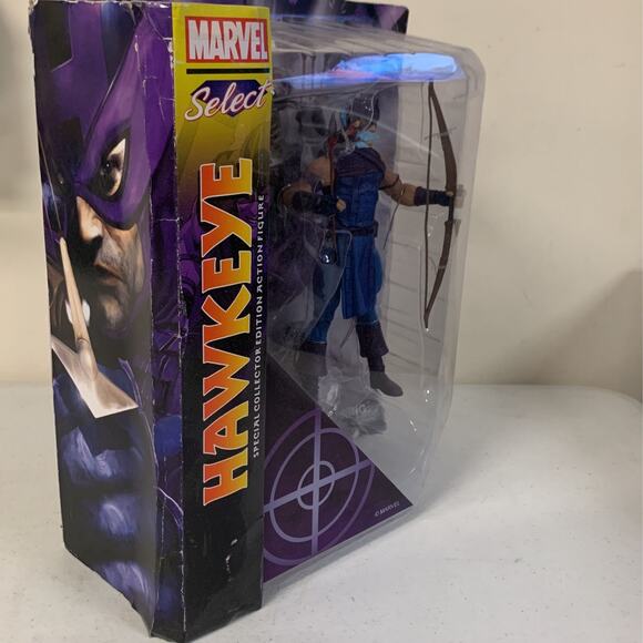 Diamond Select Toys Marvel Classic Hawkeye Action Figure - Picture 4 of 8